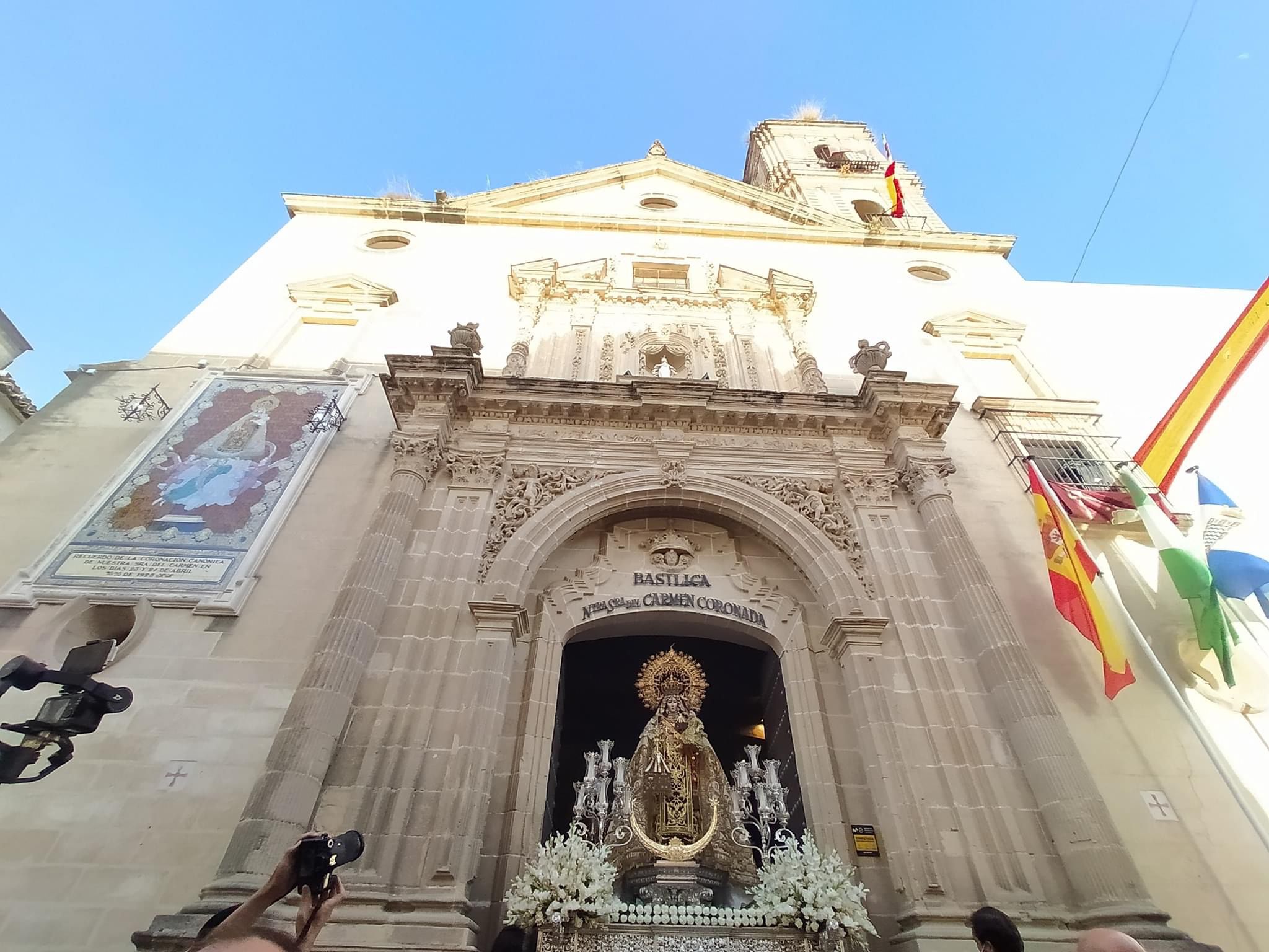 Un Carmen histórico Basílica de Nuestra Señora del Carmen Coronada