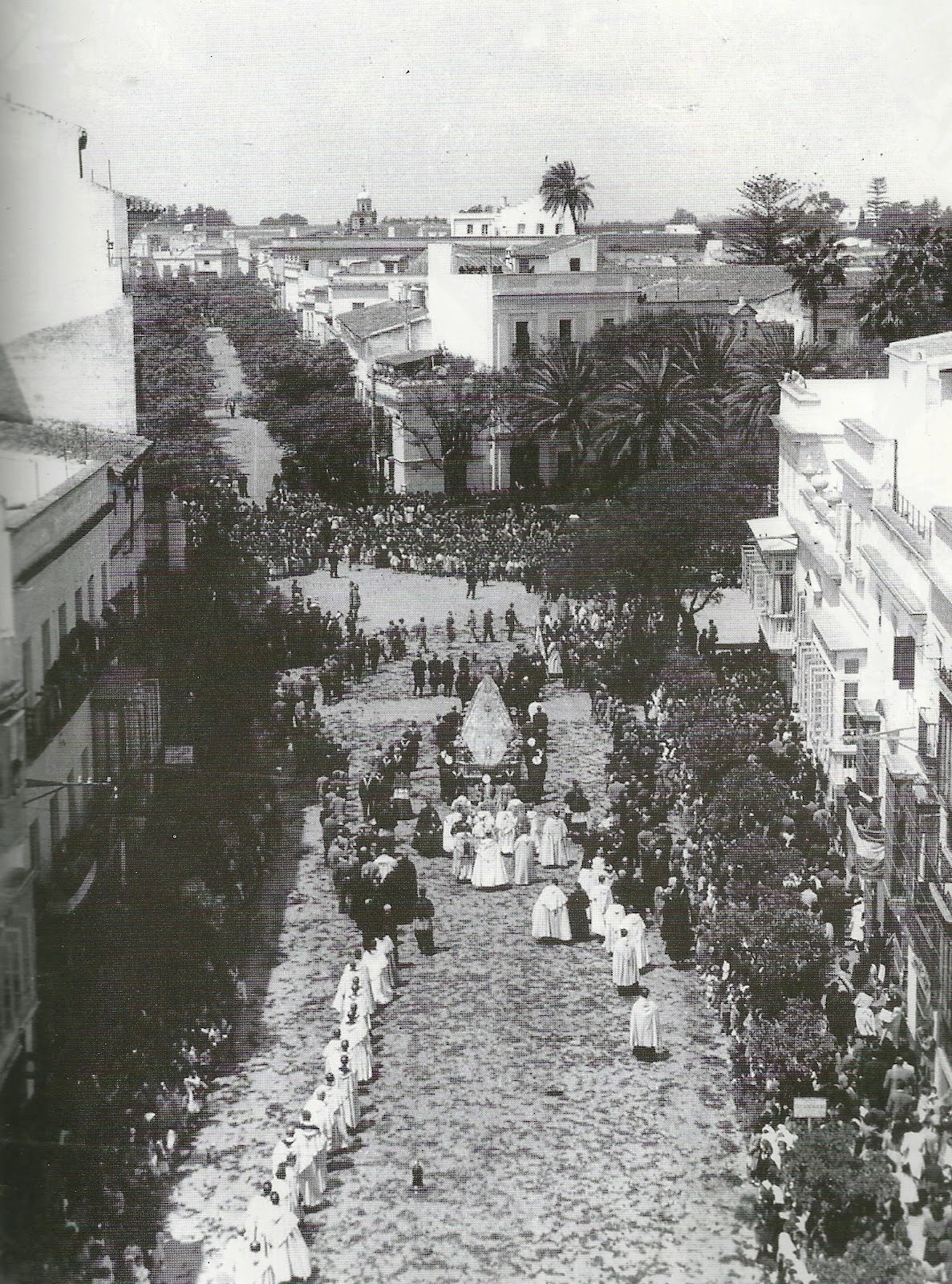 Procesión en las Bodas de Plata. Al fondo, calle por-vera y el campanario de la Victoria. Año 1950(1)